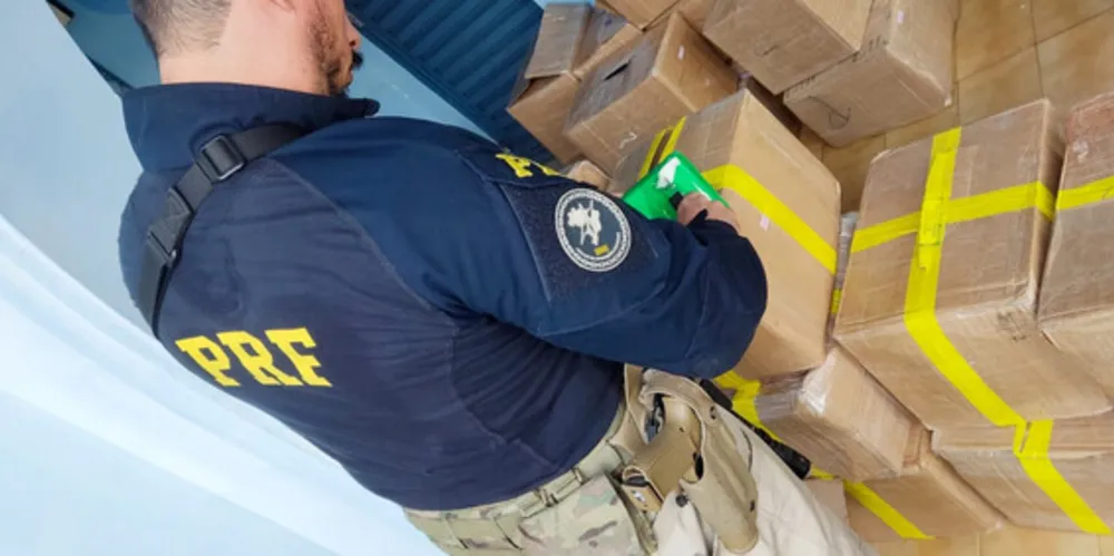 As drogas eram transportadas no baú de uma carreta com placas do Paraguai, abordada na BR-277