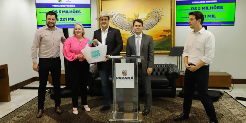 Chefe do Executivo de Fernandes Pinheiro, junto do governador do Paraná