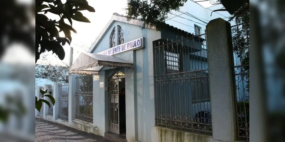 A forte chuva fez com que a água entrasse no forro da igreja do local