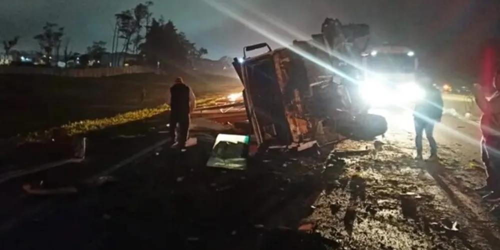 Acidente envolveu um carro e duas carretas