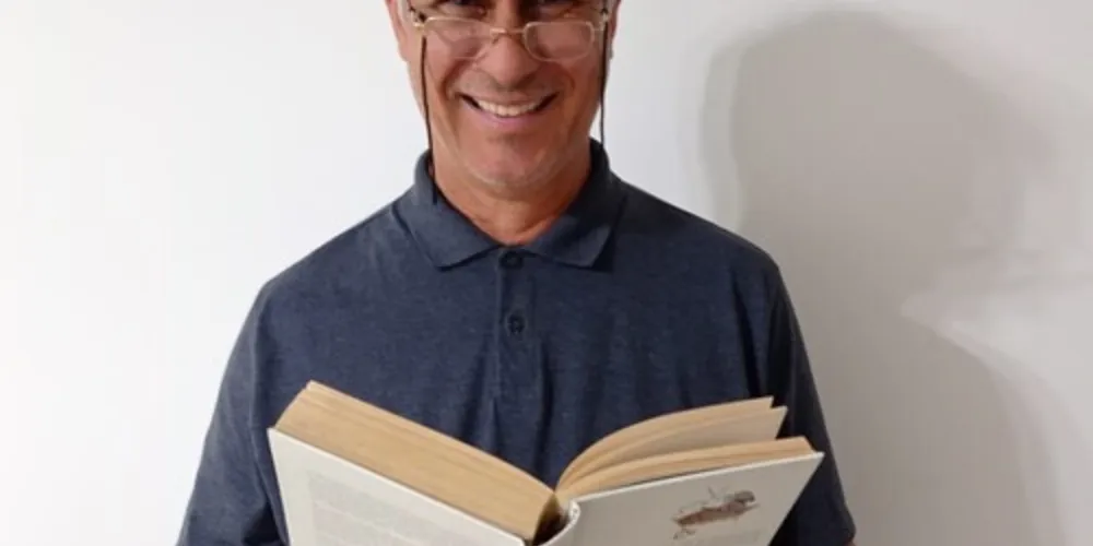 O escritor, ao longo de quase 500 páginas, relata o nascimento e o caminhar da Comarca de Ponta Grossa