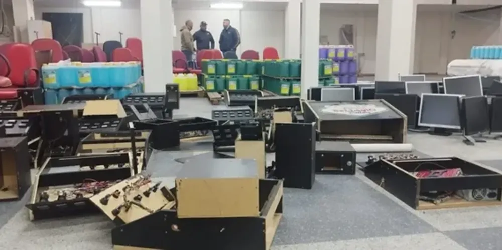 o todo, foram apreendidas 111 máquinas, sendo 55 delas no local e 56 em um galpão do bairro Santa Quitéria