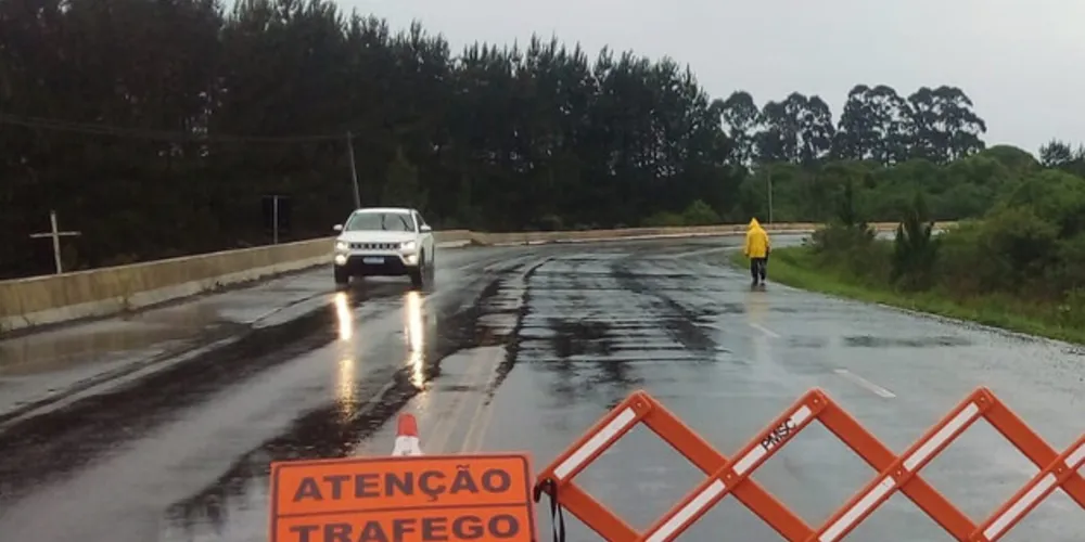 Chuvas bloqueiam ponte entre São Mateus do Sul e o município catarinense de Três Barras