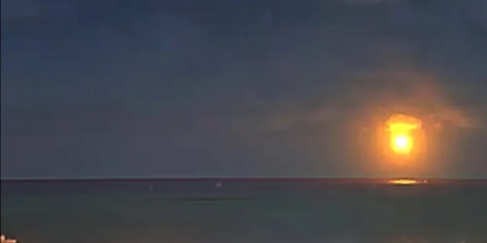 Clarão foi visto na noite desta quinta-feira, no mar