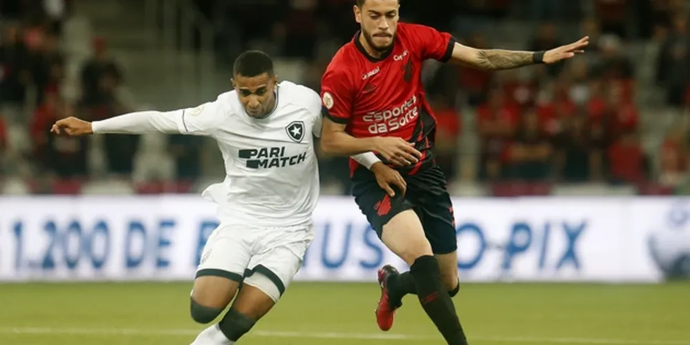 Botafogo recebe o Athletico-PR na noite deste sábado (21)