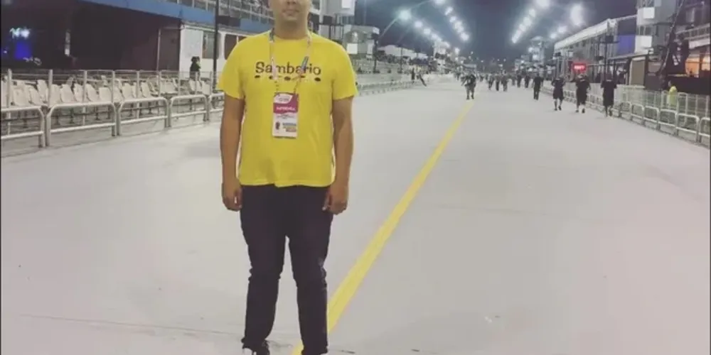 Bruno torcia para a Mocidade Alegre, escola de samba de São Paulo