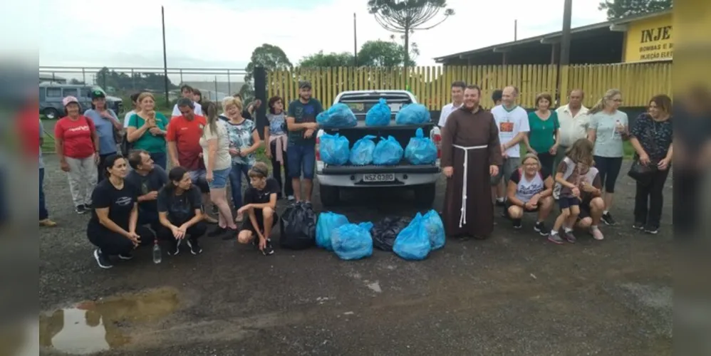 30 sacos de 50 litros com lixo foram retirados das ruas