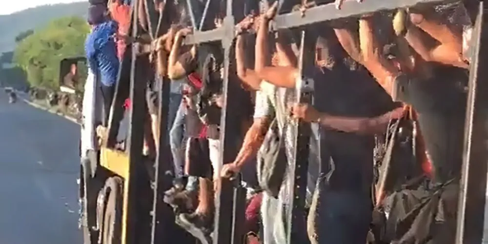 Com os veículos incendiados, diversas vias ficaram bloqueadas