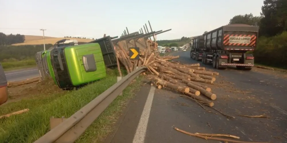 Caminhão tombou na BR-376, no km 524, em Ponta Grossa