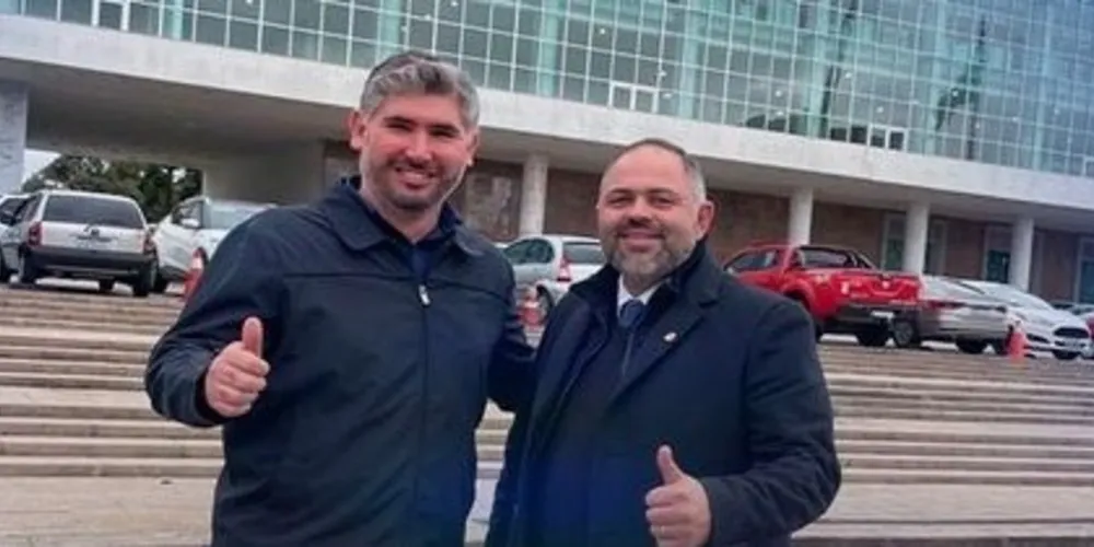 O prefeito Renan Romanichen agradece ao deputado estadual Artagão Júnior por destinar mais emenda ao município.