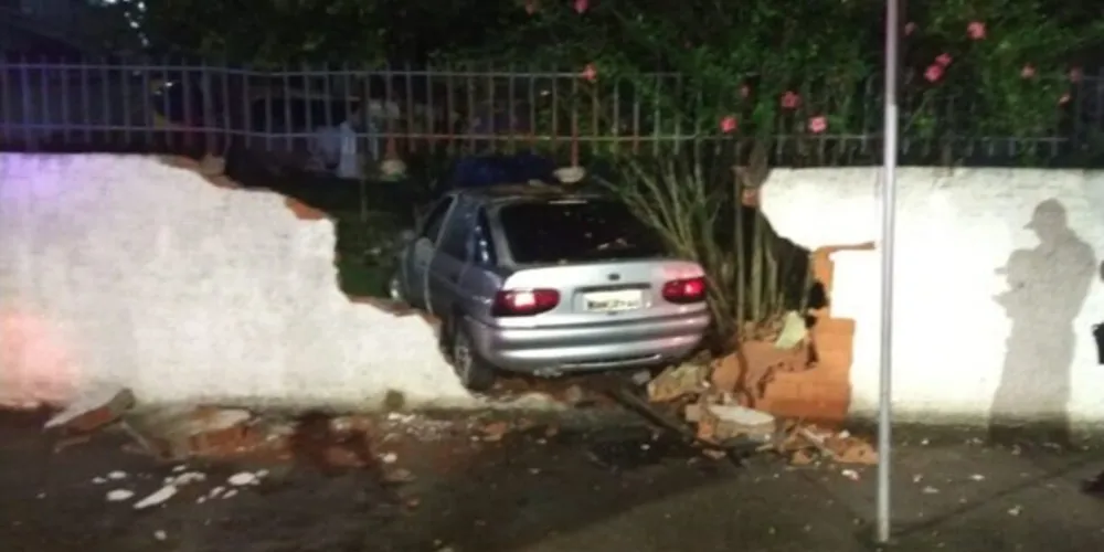 Ford Escort rompeu muro de creche em Rio do Sul