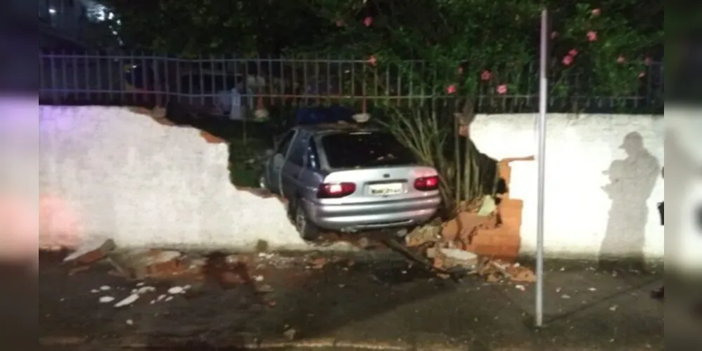 Ford Escort rompeu muro de creche em Rio do Sul