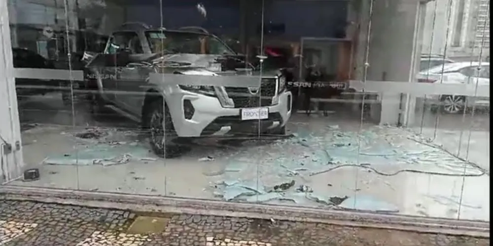 Uma concessionária de veículos foi atingida e registrou prejuízos