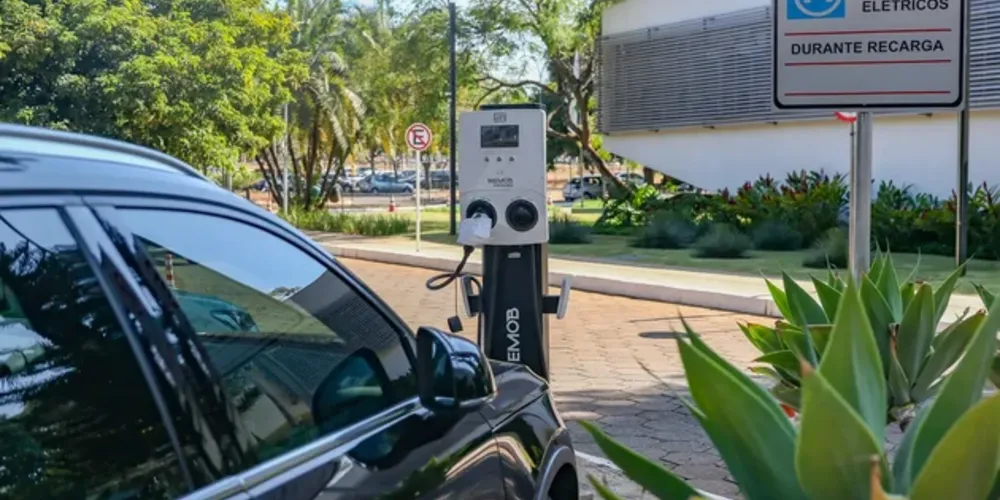 A partir de janeiro de 2024, carros elétricos, híbridos e híbridos plug-in comprados fora do país voltarão a pagar Imposto de Importação