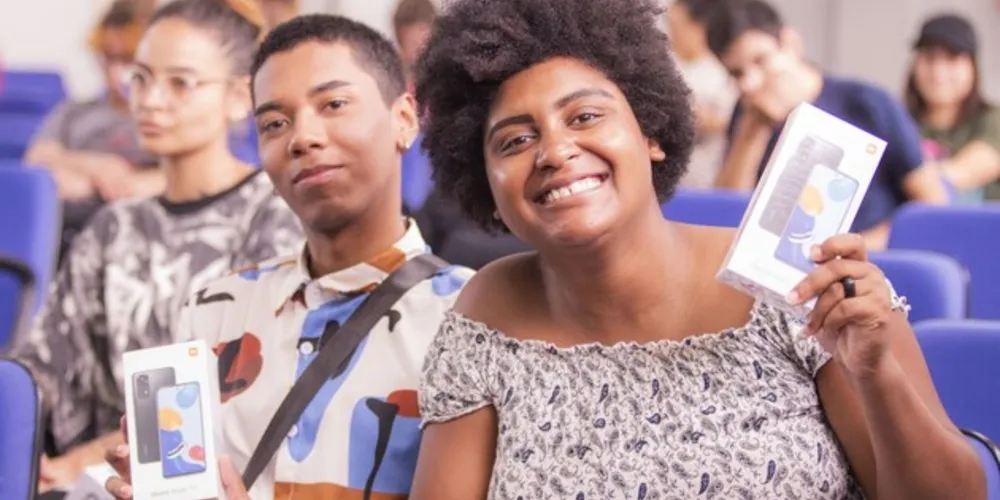 Alunos da UEPG recebem celulares da Receita Federal