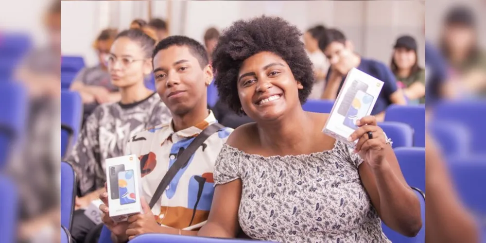 Alunos da UEPG recebem celulares da Receita Federal