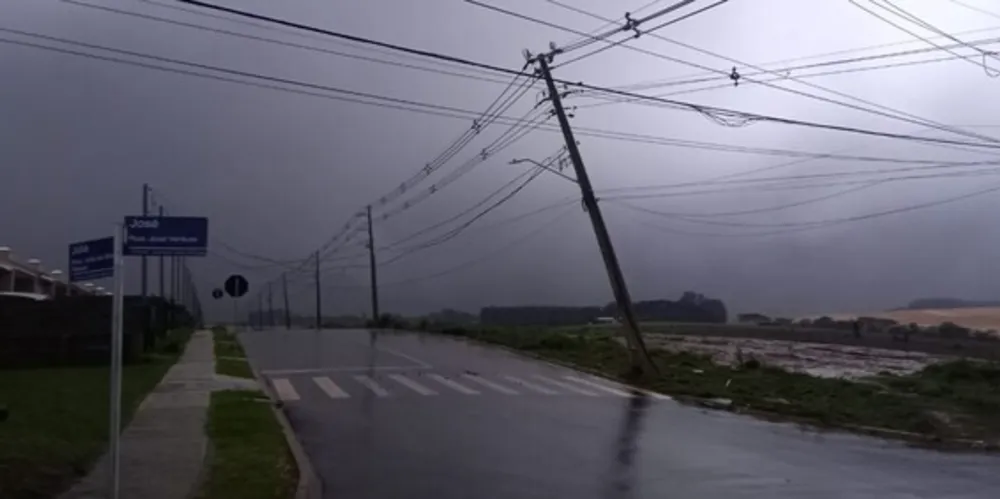 Temporal derrubou postes de energia elétrica em Uvaranas