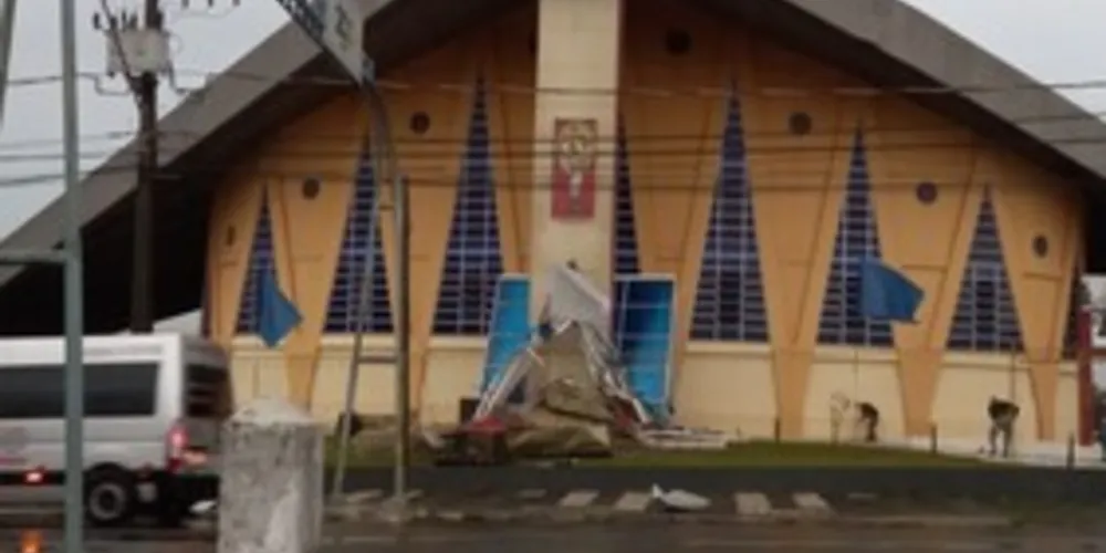 Também foram atingidas sete unidades escolares e quatro ginásios