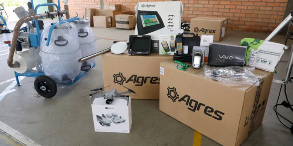 Colégios agrícolas do Paraná recebem drones, tablets e equipamentos tecnológicos