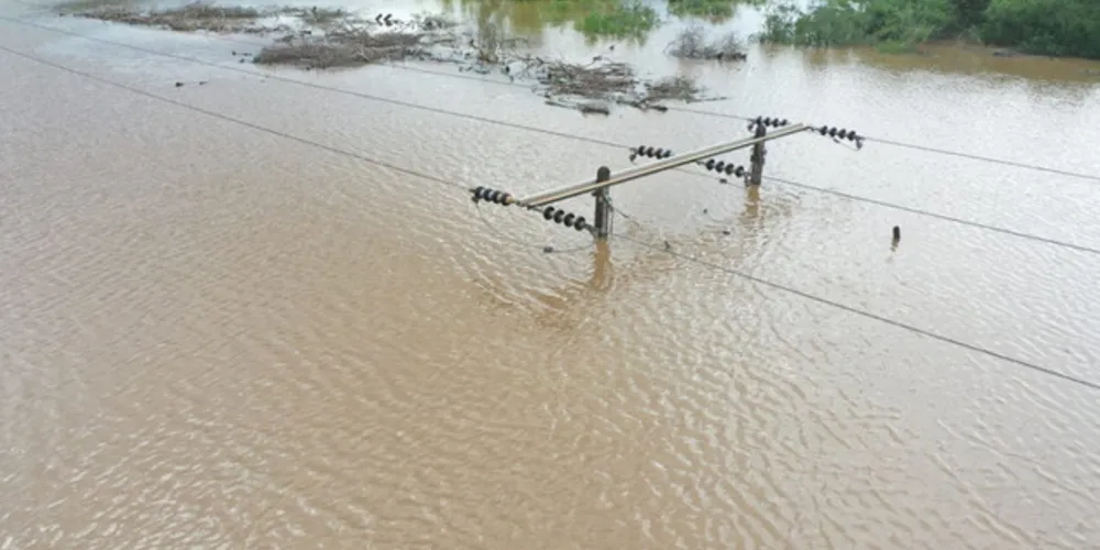 Também foram registrados dois tornados no período