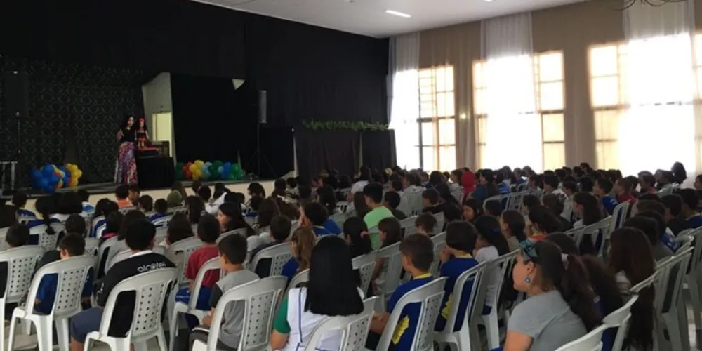 Alunos do 1º ao 5º ano da rede municipal de ensino participaram da Contação de História, realizada no Centro Estudantil