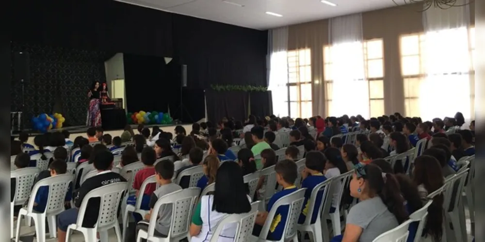 Alunos do 1º ao 5º ano da rede municipal de ensino participaram da Contação de História, realizada no Centro Estudantil