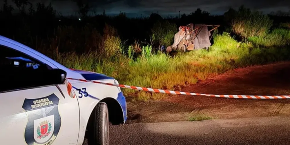 Guardas municipais que patrulhavam pelo Parque Náutico, no Boqueirão, em Curitiba, encontraram um homem morto dentro de um carrinho de materiais recicláveis