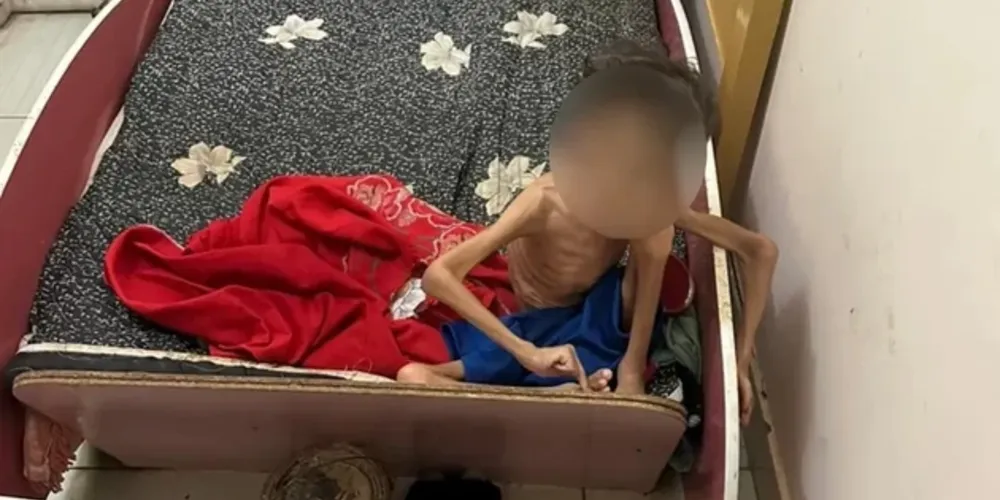 A criança foi encontrada abandonada em um quarto escuro