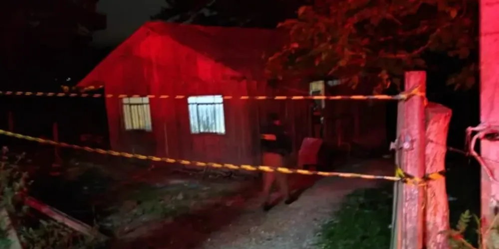 Atiradores invadiram casa e dispararam contra casal. Homem morreu na hora e esposa ficou ferida