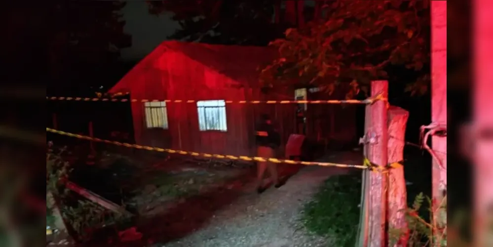 Atiradores invadiram casa e dispararam contra casal. Homem morreu na hora e esposa ficou ferida