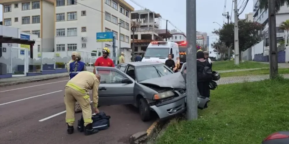 Um motorista, de 25 anos, ficou ferido ao bater o carro que dirigia contra um poste no bairro Água Verde, em Curitiba, na manhã deste sábado (11)
