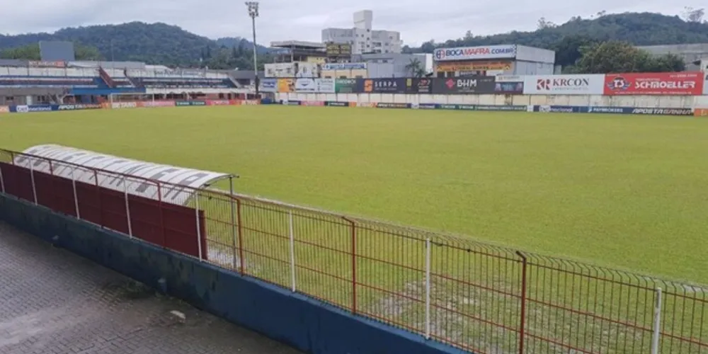 Gramado do estádio Augusto Bauer, em Brusque, sofre com as chuvas
