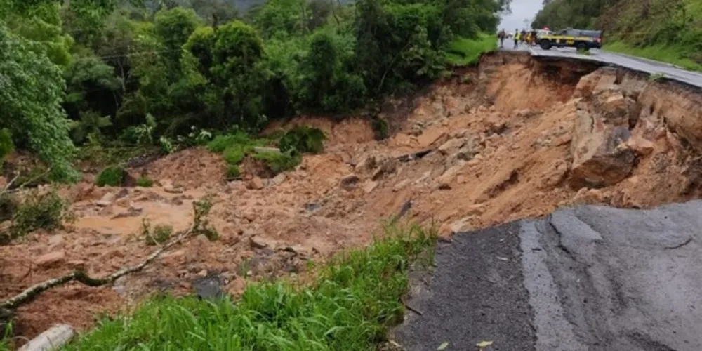 A BR-476 está com dois pontos de interdição