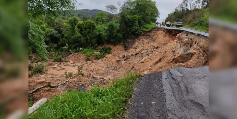 A BR-476 está com dois pontos de interdição