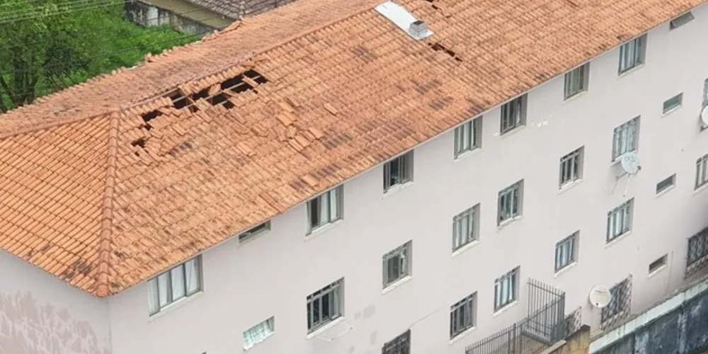 Foram entregues 180 lonas pelo Corpo de Bombeiros e 21 pela Defesa Civil em Ponta Grossa