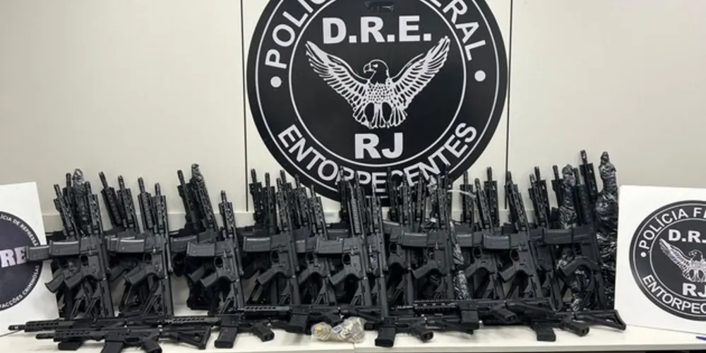 Armas e munições também foram localizadas dentro de três carros de luxo