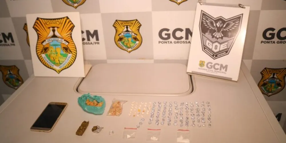 Homem portava uma sacola, na qual teria sido encontrado 120 invólucros de crack, três invólucros de cocaína, dois invólucros de maconha e um aparelho celular