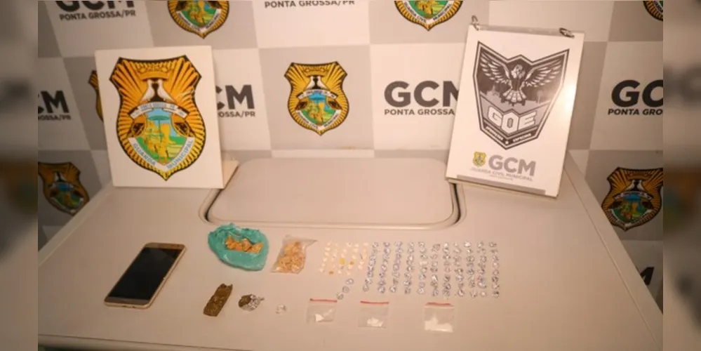 Homem portava uma sacola, na qual teria sido encontrado 120 invólucros de crack, três invólucros de cocaína, dois invólucros de maconha e um aparelho celular