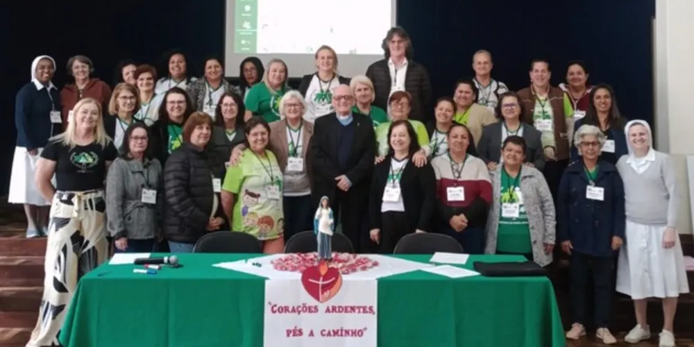 Bispo Dom Sergio Arthur Braschi com os agentes da Pastoral da Criança