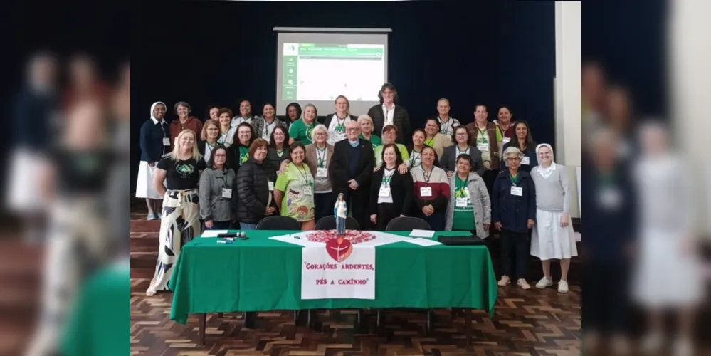 Bispo Dom Sergio Arthur Braschi com os agentes da Pastoral da Criança