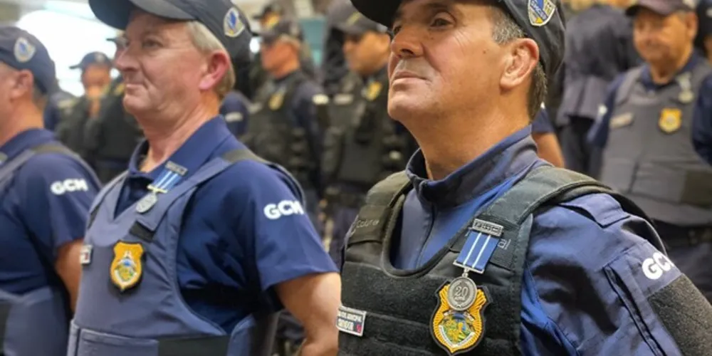 Os agentes receberam as medalhas na tarde dessa segunda-feira (27)