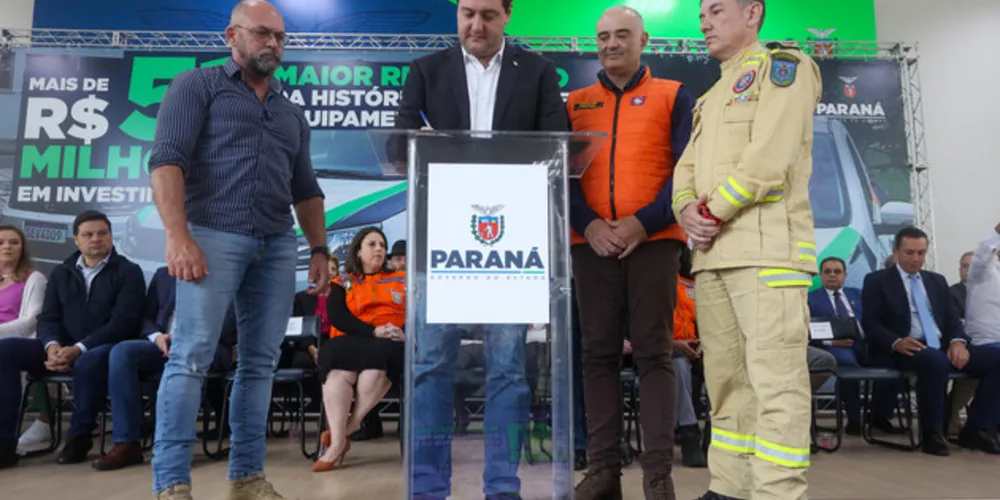 O governador Carlos Massa Ratinho Junior participa da entrega de equipamentos para Defesa Civil.