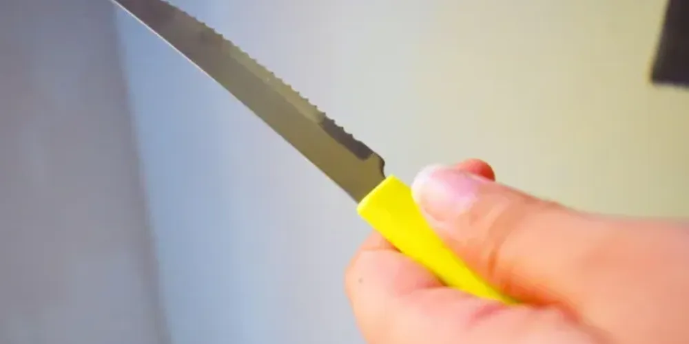 Um homem acabou esfaqueado no rosto pela esposa