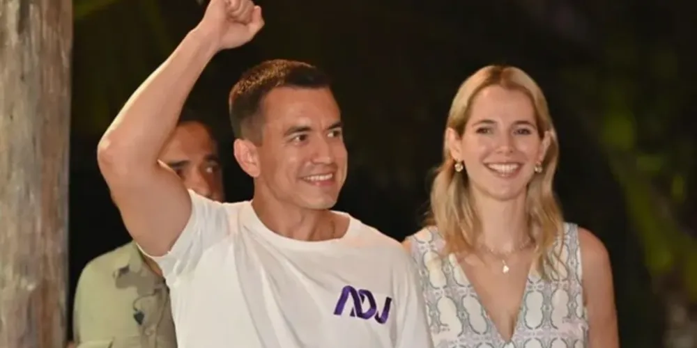 Daniel Noboa, de 35 anos, que venceu a eleição com 52,3% dos votos, ao lado da esposa, Lavinia Valbonesi