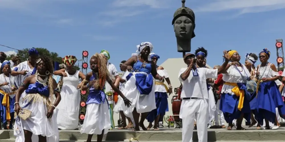 O Dia da Consciência Negra (20 de novembro), que lembra a data da morte do líder quilombola Zumbi dos Palmares (em 1695), é feriado oficial em seis estados brasileiros