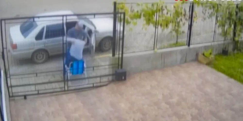 O caso aconteceu em agosto deste ano e foi registrado por câmeras de segurança da residência