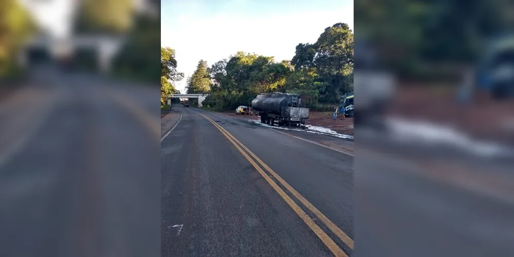 Um caminhão com carga de óleo diesel pegou fogou na madrugada deste sábado (04), na PR-091, km 225, em Arapoti