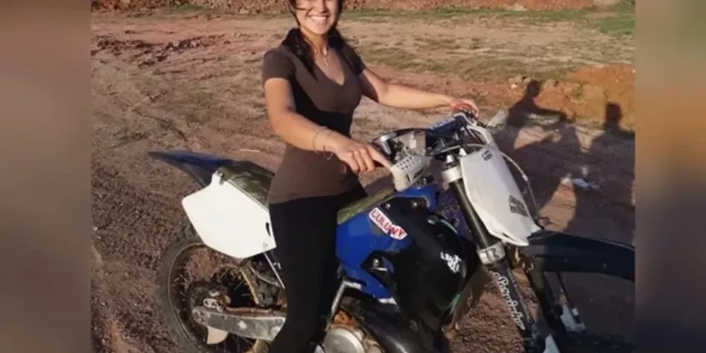 Durante o treino de saltos de moto entre rampas, a jovem se acidentou em um dos movimentos