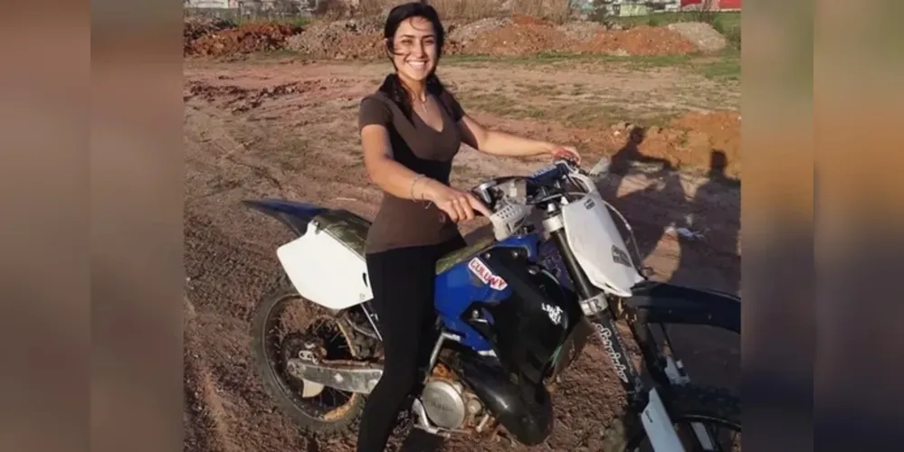 Durante o treino de saltos de moto entre rampas, a jovem se acidentou em um dos movimentos