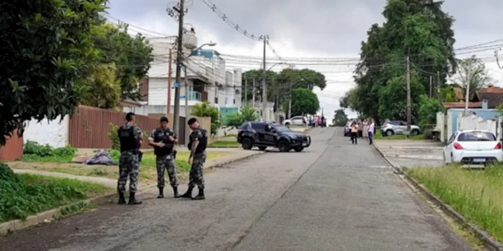 Segundo a PM, o terceiro envolvido no crime conseguiu fugir e é procurado pelas equipes